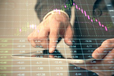 Bir adamın el ele tutuşması ve telefon ve finansal çizim kullanması. Pazar analizi kavramı.