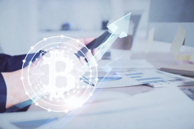 Bir adamın elini tutarken ve telefon ve kripto para birimi engelleme teması kullanırken çift pozlama.