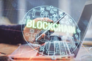 Bir adamın elini tutarken ve telefon ve kripto para birimi engelleme teması kullanırken çift pozlama.