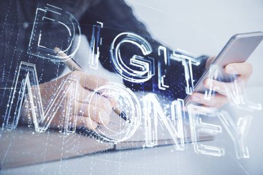 Hologram ve cep telefonu kullanan bir kadın tarafından iki kez görüntülenir..