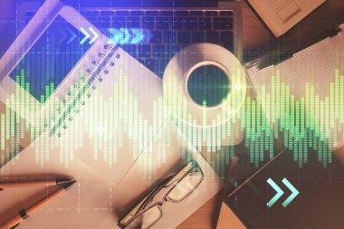 Finansal grafik hologramına telefonla çifte maruz kalma. Üst Manzara. Mobil ticaret platformu kavramı.