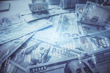 Forx grafiğinin çok sayıda görüntüsü bize dolar banknotları arka planında görünüyor. Finansal başarı piyasası kavramı.