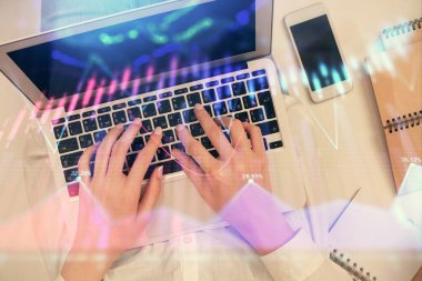 Bilgisayar ve ön x çizim hologramı üzerinde çalışan kadın elleri çift pozlama. Üst Manzara. Mali analiz kavramı.