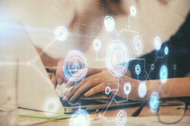 Bilgisayar ve veri temalı hologram çizimleri üzerinde çalışan kadın ellerine çok fazla maruz kalma. Teknoloji kavramı.