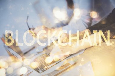 Bilgisayarda ve kripto piyasa temalı hologram çizimlerinde kadın elinin çifte pozu. Engelleme zinciri kavramı.