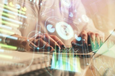 Bilgisayar ve veri temalı hologram çizimlerinde çalışan kadın elleri çift pozlama. Teknoloji kavramı.