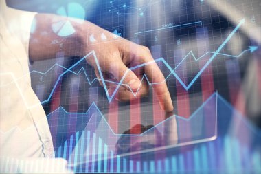 Erkeklerin el ele tutuşup dijital bir cihaz ve ön grafik çizimi kullanırken çift pozlama. Finansal piyasa kavramı.