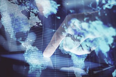 Erkeklerin el ele tutuşup telefon kullanırken ve uluslararası iş teması çizerken çift pozlama.