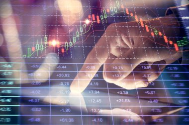 Bir adamın el ele tutuşup, telefon ve finansal çizim kullanırken birden fazla pozlama. Pazar analizi kavramı.