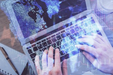 Erkeklerin ellerinin bilgisayar klavyesini ve ön grafik hologram çizimlerini yazarken çifte pozlama. Üst Manzara. Finans piyasası kavramı.