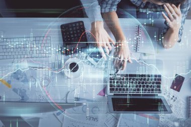 Kadın ve erkeğin birlikte çalışması ve finansal grafik hologramı çizimi. Pazar analizi konsepti. Bilgisayar arkaplanı. Üst Görünüm.