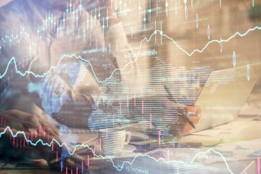 Birlikte çalışan kadın ve erkeğin birden fazla pozu ve finansal grafik hologramı. İş konsepti. Bilgisayar arkaplanı.