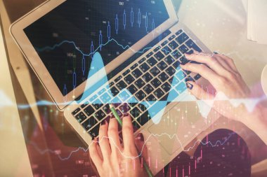 Bilgisayar ve ön x çizim hologramı üzerinde çalışan kadın elleri çift pozlama. Üst Manzara. Mali analiz kavramı.