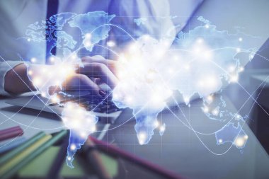 Kadın elinin bilgisayar ve iş temalı hologram çizimlerinde çok fazla pozlanması. Başarı konsepti.