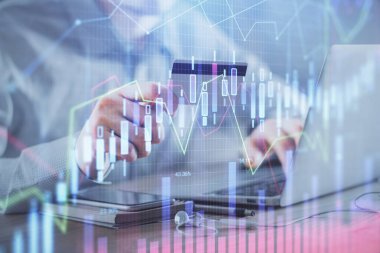 Ellerinde kredi kartı ve forex çizimi olan bir adamın çift pozu. İnternet E-ticaret kavramında hisse senedi ve dijital fintech.