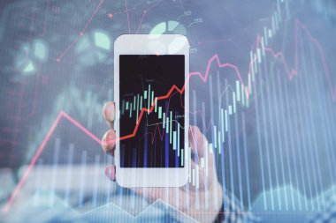 Erkeklerin el ele tutuşup dijital bir cihaz ve ön grafik çizimi kullanırken çift pozlama. Finansal piyasa kavramı.