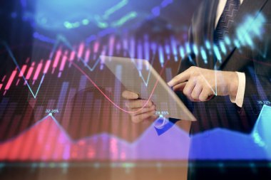 Erkeklerin el ele tutuşup dijital bir cihaz ve ön grafik çizimi kullanırken çift pozlama. Finansal piyasa kavramı.