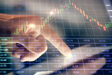 Bir adamın el ele tutuşup, telefon ve finansal çizim kullanırken birden fazla pozlama. Pazar analizi kavramı.