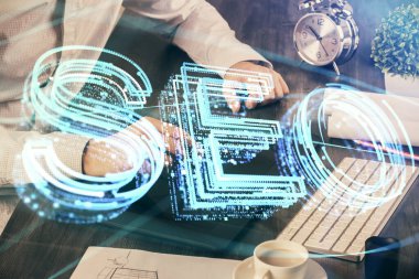 Erkeklerin el ele tutuşup dijital bir cihaz ve seo çizimi kullanırken birden fazla pozlama. arama optimizasyonu kavramı.