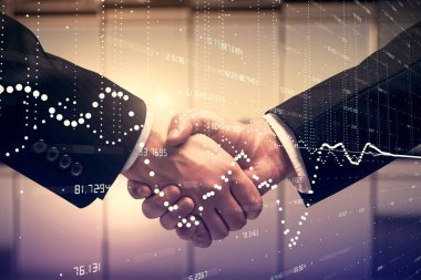 İki kişinin veri temalı hologramı ve el sıkışması. Bilişim endüstrisi konseptinde ortaklık.