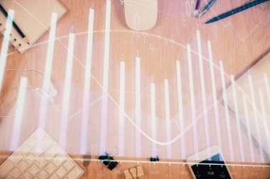 Forx grafik hologramının telefonlu masaüstü üzerinde çoklu pozlandırılması. Üst Manzara. Mobil ticaret platformu kavramı.