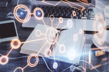 Sosyal ağ temalı çizimlerin ve açık defter arkaplanı olan masanın çifte pozlandırılması. İnsanlarla bağlantı kavramı