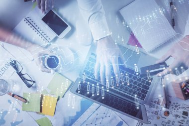 Erkeklerin ellerinin bilgisayar klavyesini ve forx grafik hologramını yazarken çoklu pozlama. Üst Manzara. Finans piyasası kavramı.