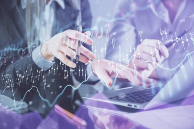 Birlikte çalışan kadın ve erkeğin birden fazla pozu ve finansal grafik hologramı. İş konsepti. Bilgisayar arkaplanı.