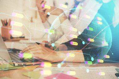 Bilgisayar ve dünya haritası çizimleri üzerinde çalışan kadın elleri çift pozlama. Uluslararası teknoloji sektörü konsepti.