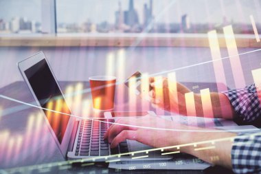 Ellerinde kredi kartı ve forex çizimi olan bir adamın çift pozu. İnternet E-ticaret kavramında hisse senedi ve dijital fintech.