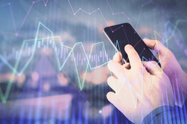 Erkeklerin el ele tutuşup dijital bir cihaz ve ön grafik çizimi kullanırken çift pozlama. Finansal piyasa kavramı.