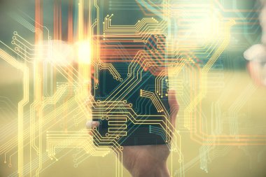 Harita çizimine çift pozlama hologram ve cep telefonu kullanan bir kadın..