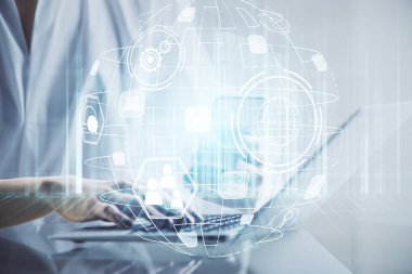 Sosyal ağda çifte pozlama hologram ve cep telefonu kullanan bir kadın..