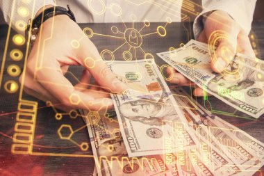 Teknolojinin iki katına çıkması hologram, dolar banknotları ve insan eli. Veri kavramı
