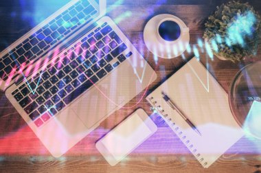 Finans piyasası grafiği ve masaüstü bilgisayarının üst görüntüsü. Çifte maruziyet. Yatırım kavramı.