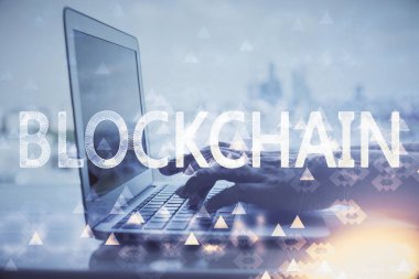 Bilgisayarda ve kripto piyasa temalı hologram çizimlerinde kadın elinin çifte pozu. Engelleme zinciri kavramı.