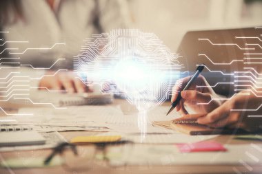 Bilgisayar ve beyin hologramı çizimleri üzerinde çalışan çok sayıda kadın eli var. Ai kavramı.