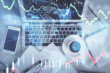 Borsa tablosu ve masa arkasındaki en iyi görüntü bilgisayarı. Çifte maruziyet. Mali analiz kavramı.