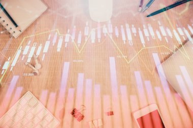 Forx grafik hologramının telefonlu masaüstü üzerinde çoklu pozlandırılması. Üst Manzara. Mobil ticaret platformu kavramı.