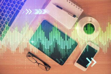 Forx grafik hologramının telefonlu masaüstü üzerinde çoklu pozlandırılması. Üst Manzara. Mobil ticaret platformu kavramı.