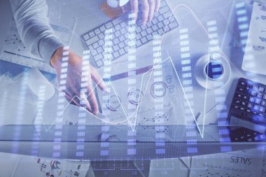 Erkeklerin ellerinin bilgisayar klavyesini ve forx grafik hologramını yazarken çoklu pozlama. Üst Manzara. Finans piyasası kavramı.