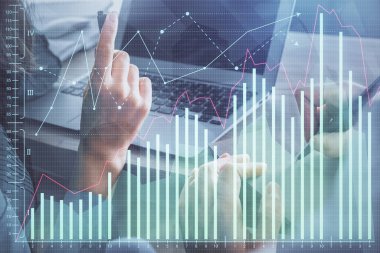 Kadın ve erkeğin birlikte çalıştığı çifte pozlama ve ön plan hologramı. İş konsepti. Bilgisayar arkaplanı.