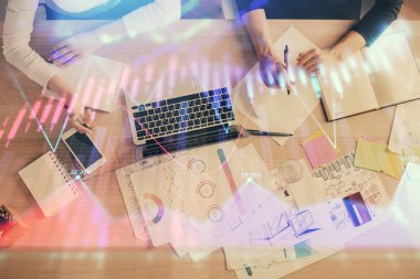 Bilgisayar ve ön grafik hologram çizimi üzerinde çalışan kadın elleri çift pozlama. Üst Manzara. Mali analiz kavramı.