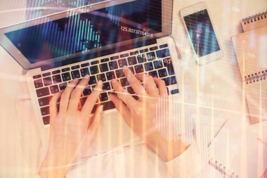 Bilgisayar ve ön x çizim hologramı üzerinde çalışan kadın elleri çift pozlama. Üst Manzara. Mali analiz kavramı.