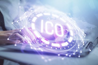 Bilgisayarda ve kripto piyasa temalı hologram çizimlerinde kadın elinin çifte pozu. Engelleme zinciri kavramı.