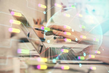 Bilgisayar ve dünya haritası çizimleri üzerinde çalışan kadın elleri çift pozlama. Uluslararası teknoloji sektörü konsepti.