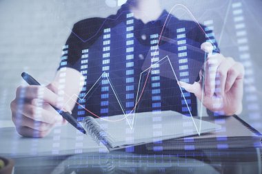 Ellerinde kredi kartı ve forex çizimi olan bir adamın çift pozu. İnternet E-ticaret kavramında hisse senedi ve dijital fintech.