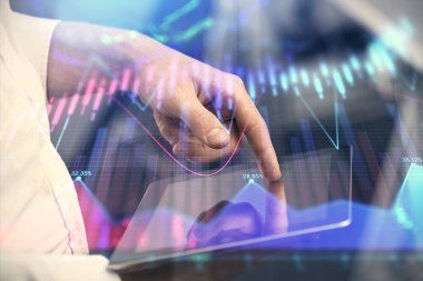 Erkeklerin el ele tutuşup dijital bir cihaz ve ön grafik çizimi kullanırken çift pozlama. Finansal piyasa kavramı.