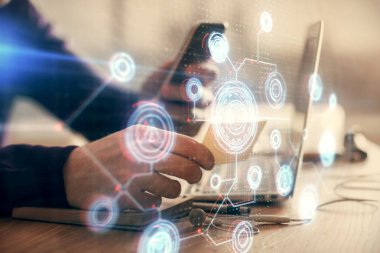 Dijital bir cihaz ve veri temalı çizim kullanarak erkeklerin el ele tutuşması. Yenilik kavramı.