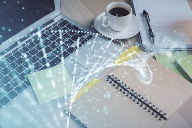 Masa arkasında kahve ve eşyalar olan DNA çizimi ve masaüstüne çifte maruz kalma. Tıp bilimi eğitimi kavramı